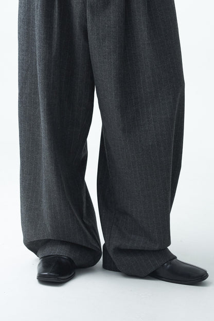 Striped woolen pintuck slacks