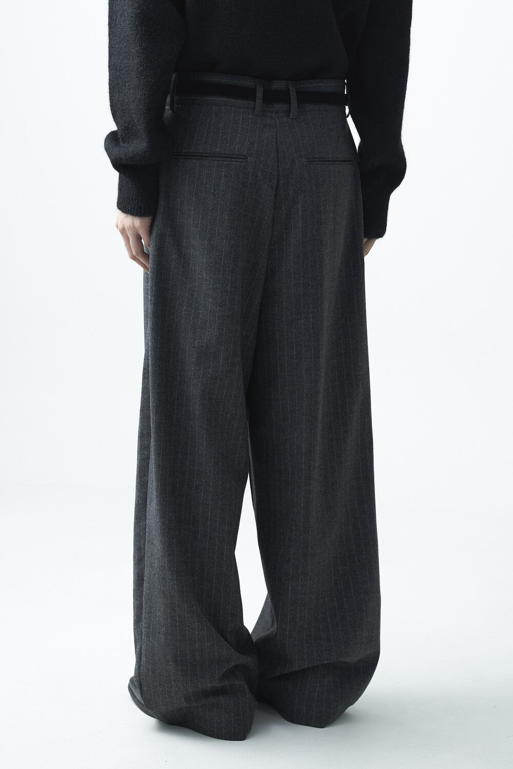 Stripe woolen pintuck slacks