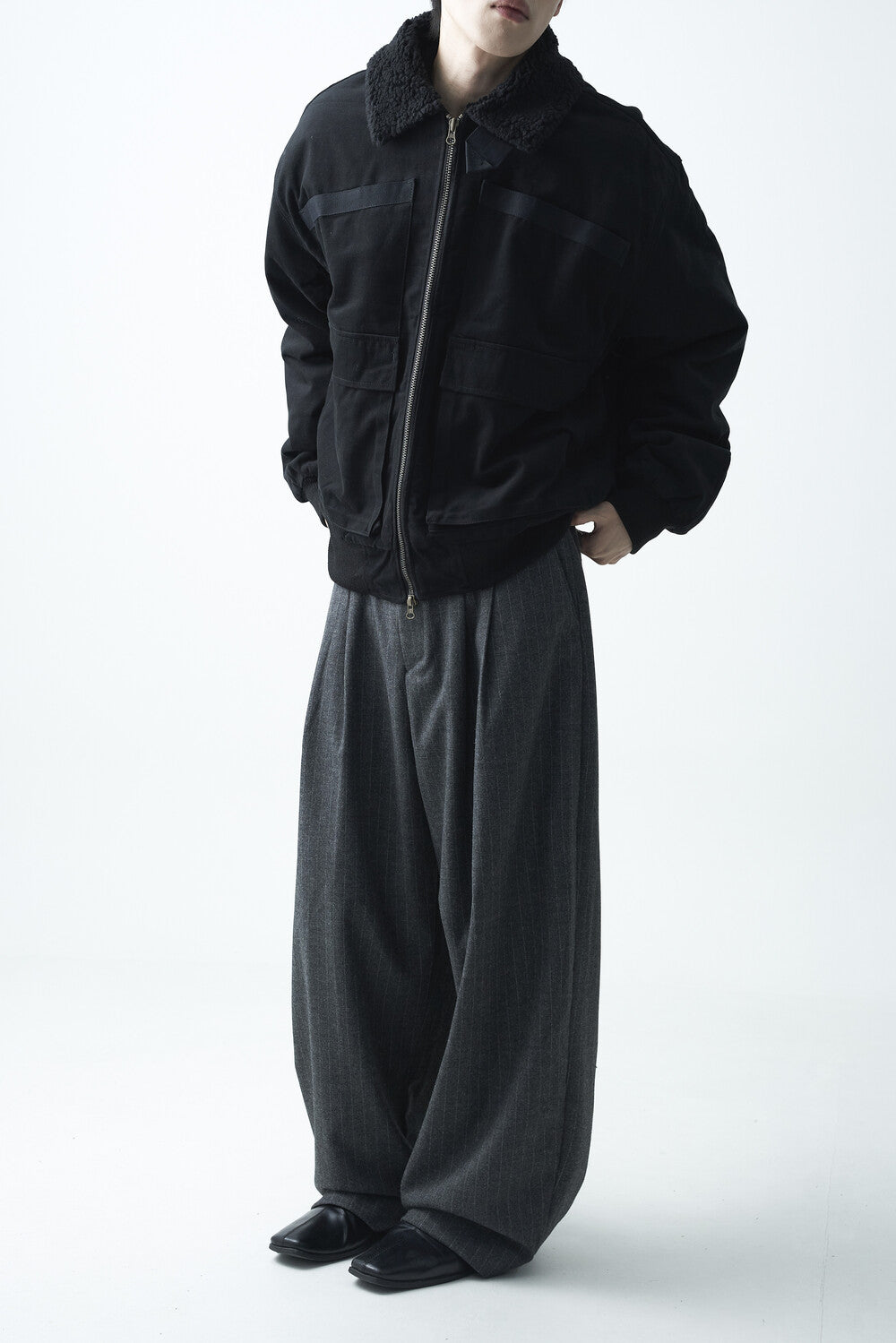 Stripe woolen pintuck slacks