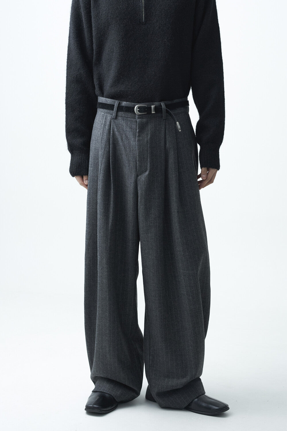 Stripe woolen pintuck slacks