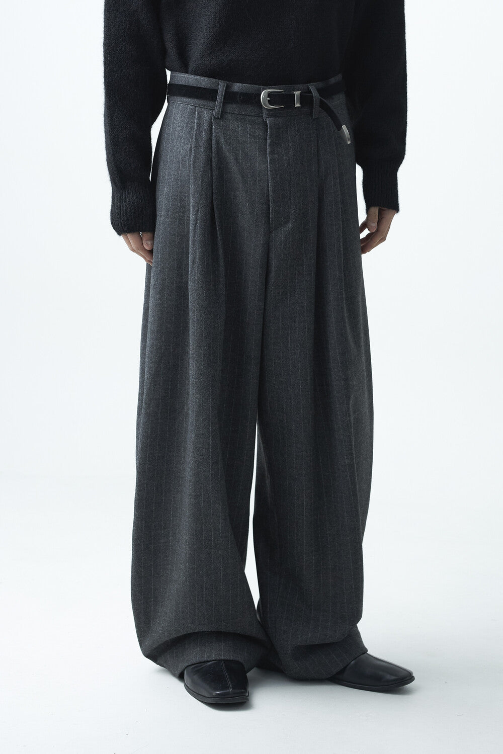 Stripe woolen pintuck slacks