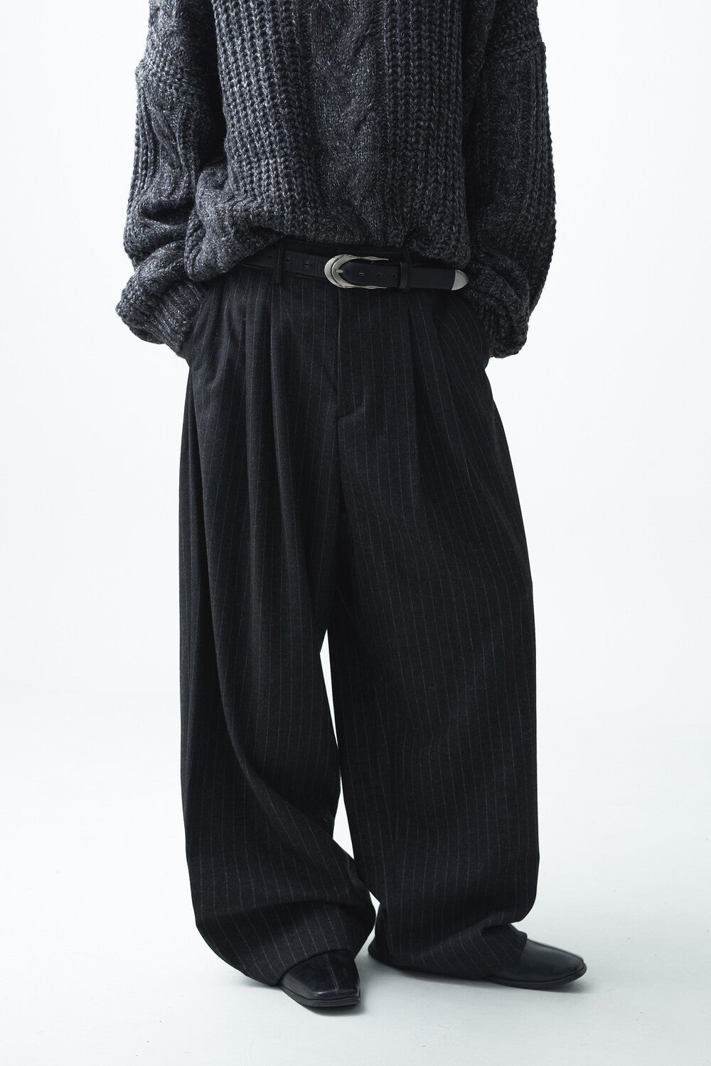 Stripe woolen pintuck slacks