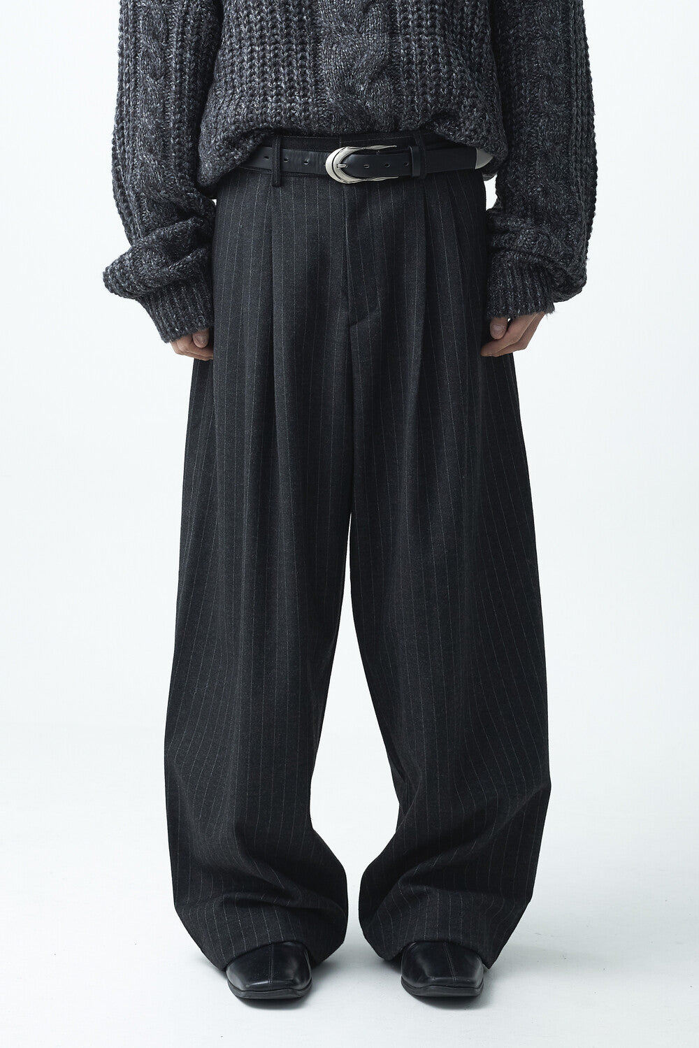 Stripe woolen pintuck slacks