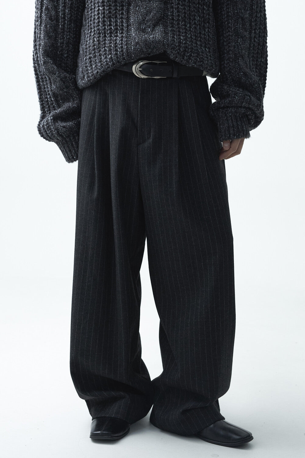Stripe woolen pintuck slacks