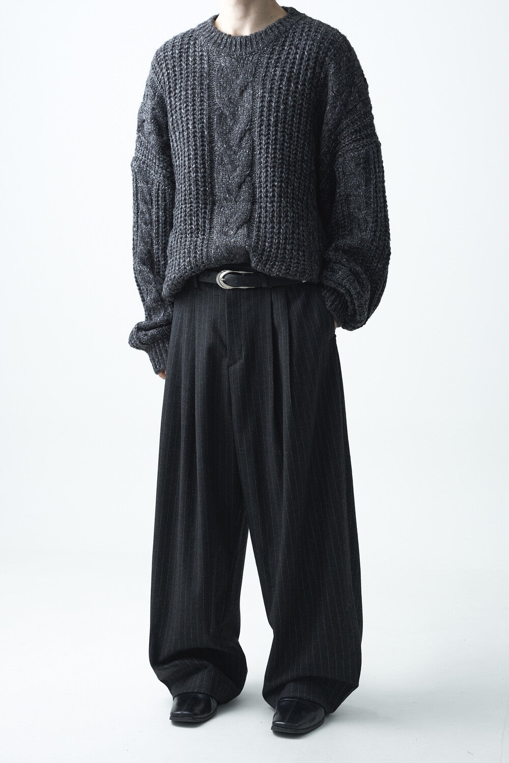 Stripe woolen pintuck slacks
