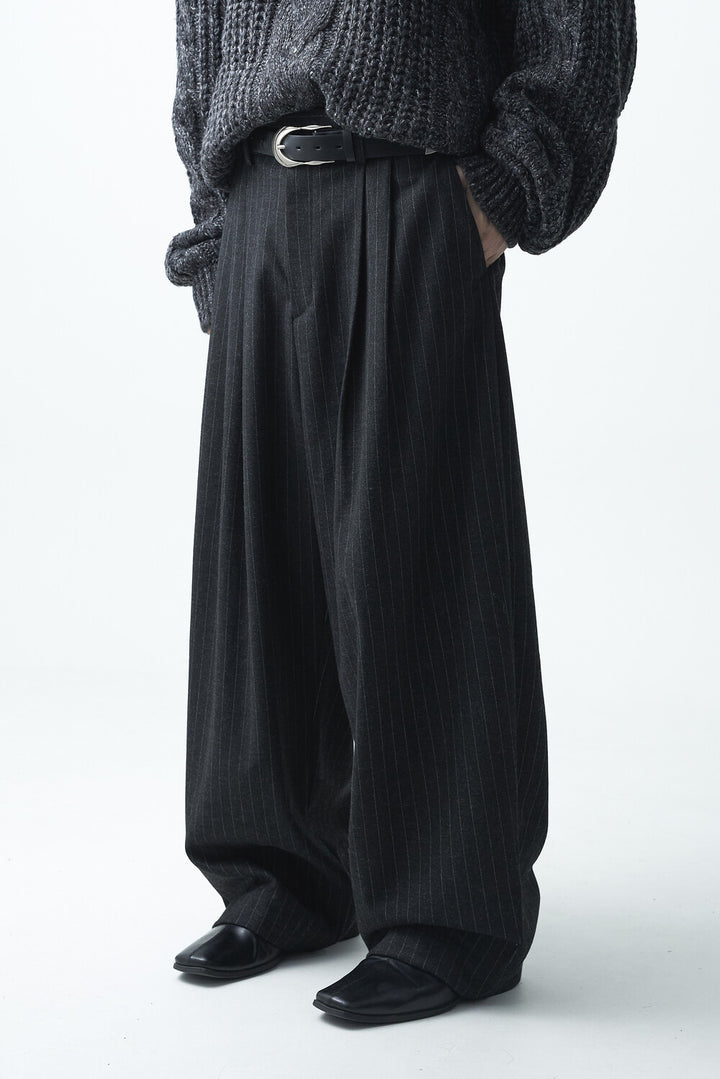 Stripe woolen pintuck slacks