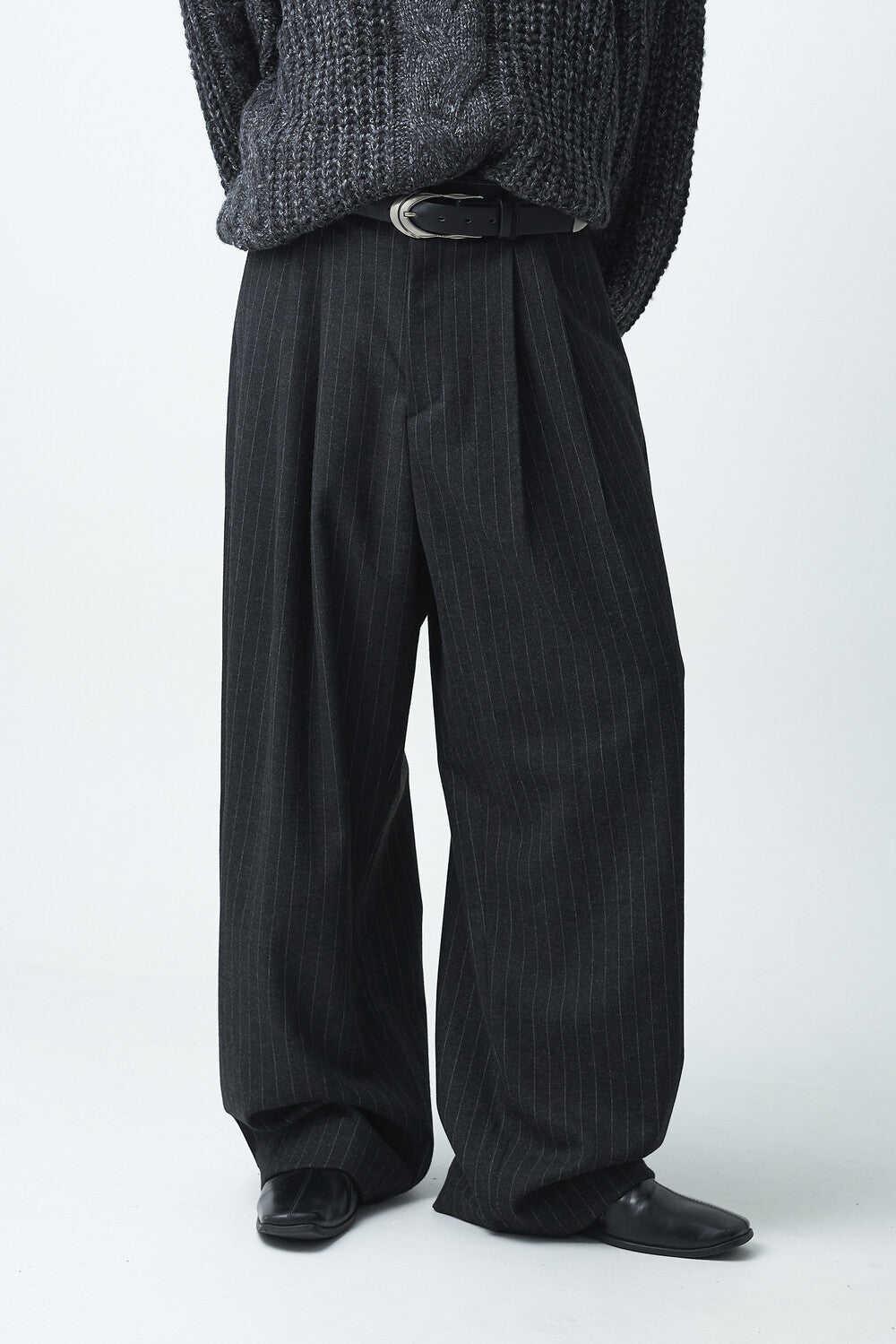 Stripe woolen pintuck slacks