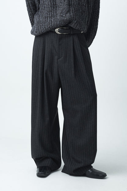 Striped woolen pintuck slacks