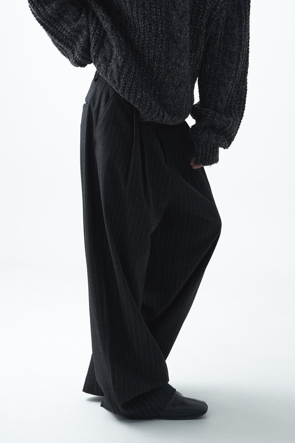 Stripe woolen pintuck slacks