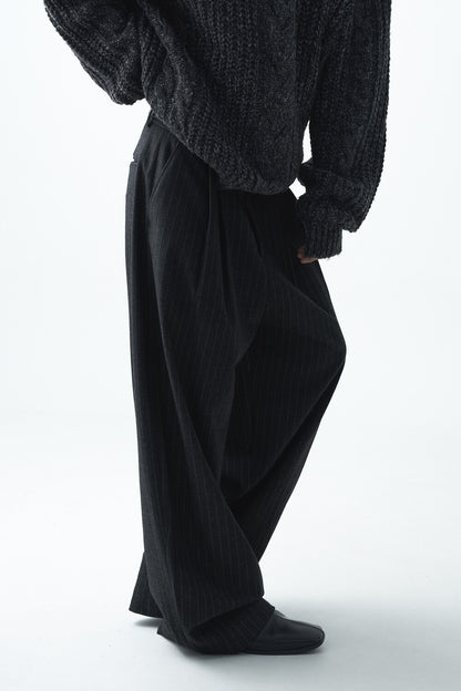 Striped woolen pintuck slacks