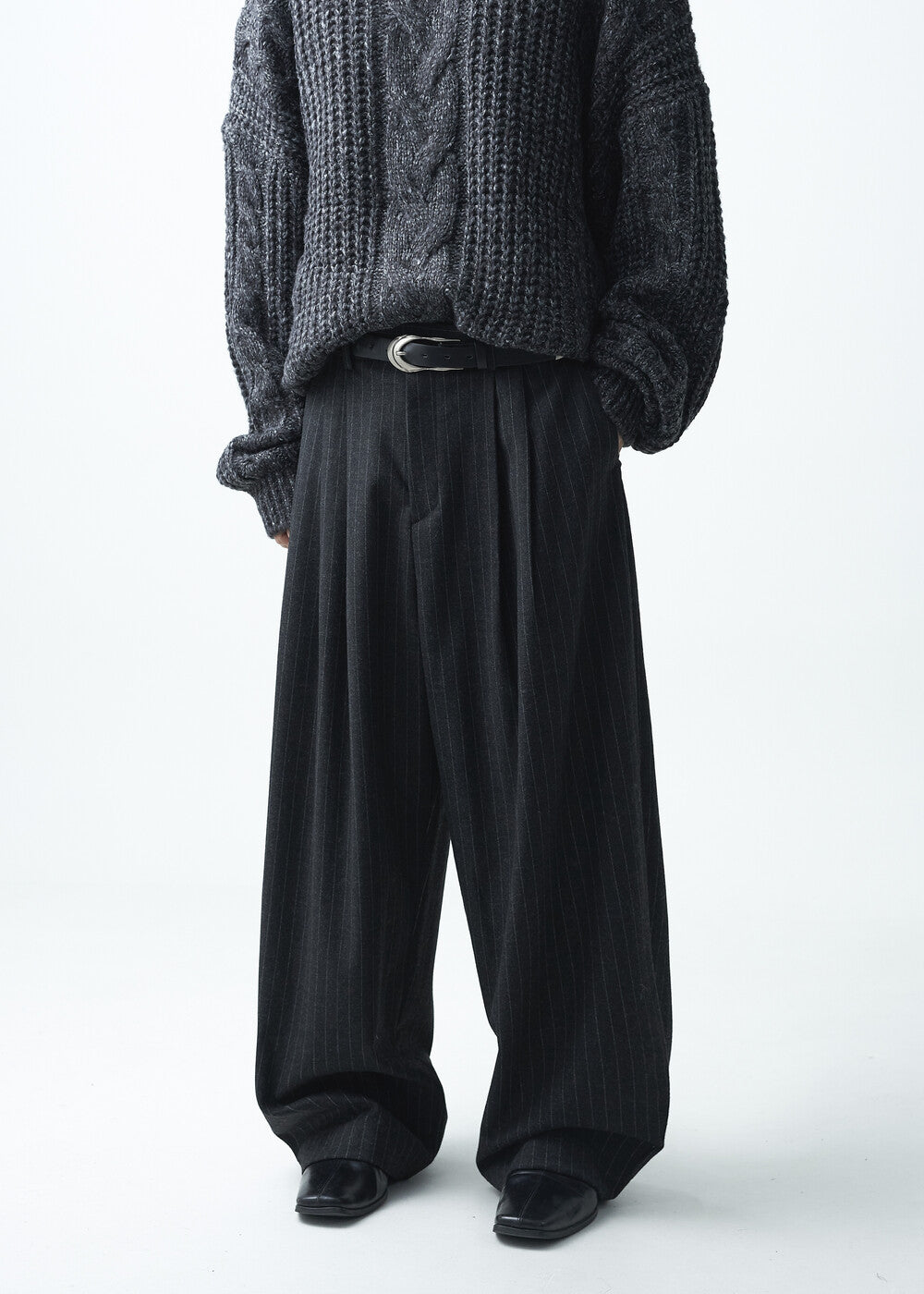 Stripe woolen pintuck slacks