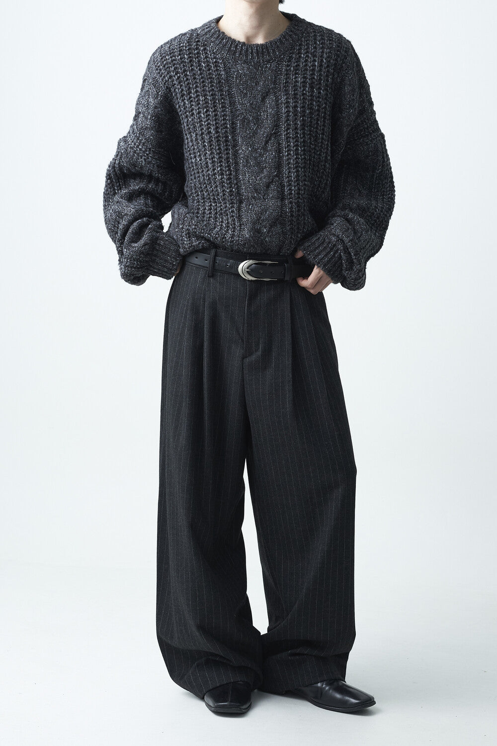 Stripe woolen pintuck slacks