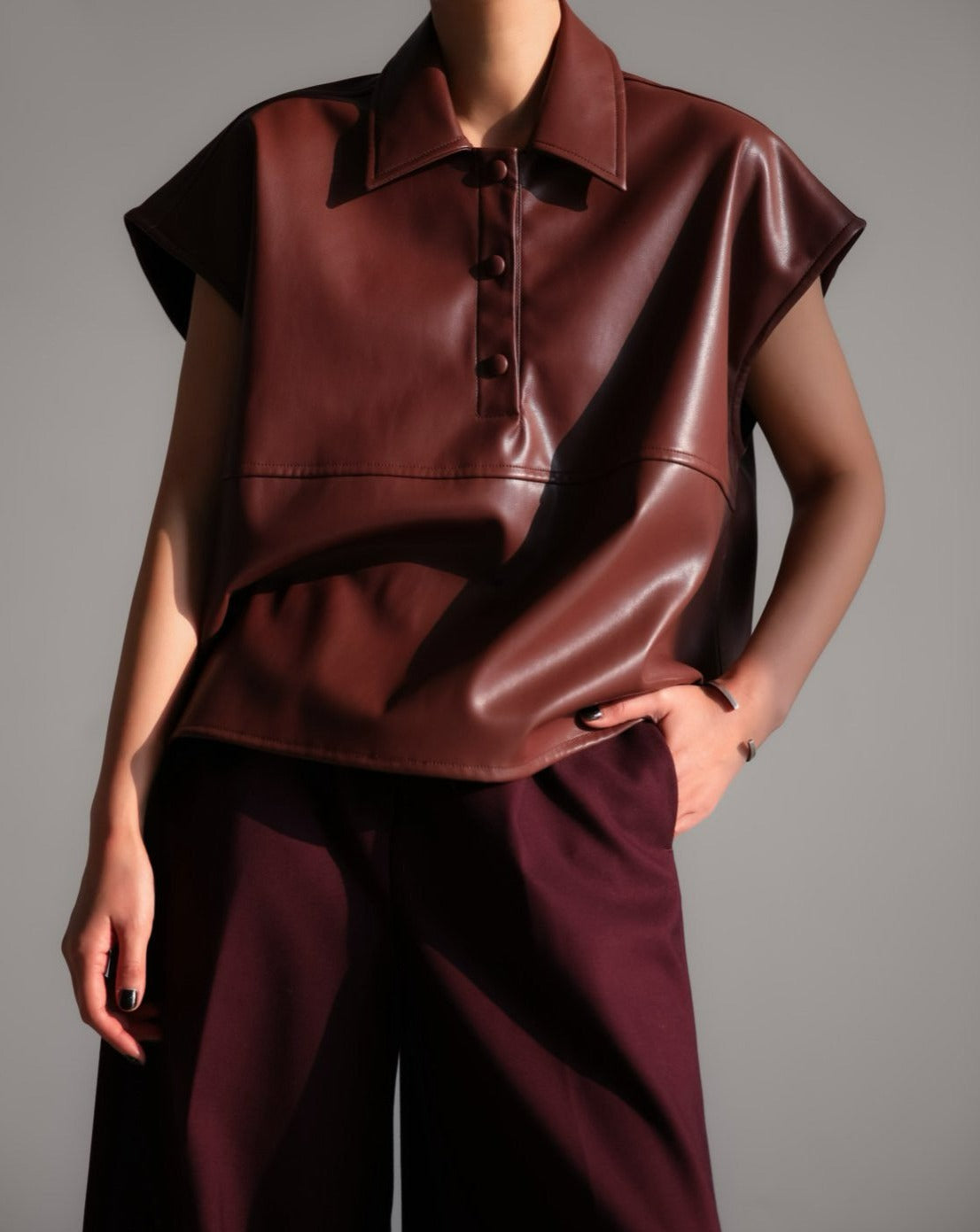 【PAPERMOON 페이퍼 문】SS / Vegan Leather Snap Button Detail Cropped Polo Collar Shirt