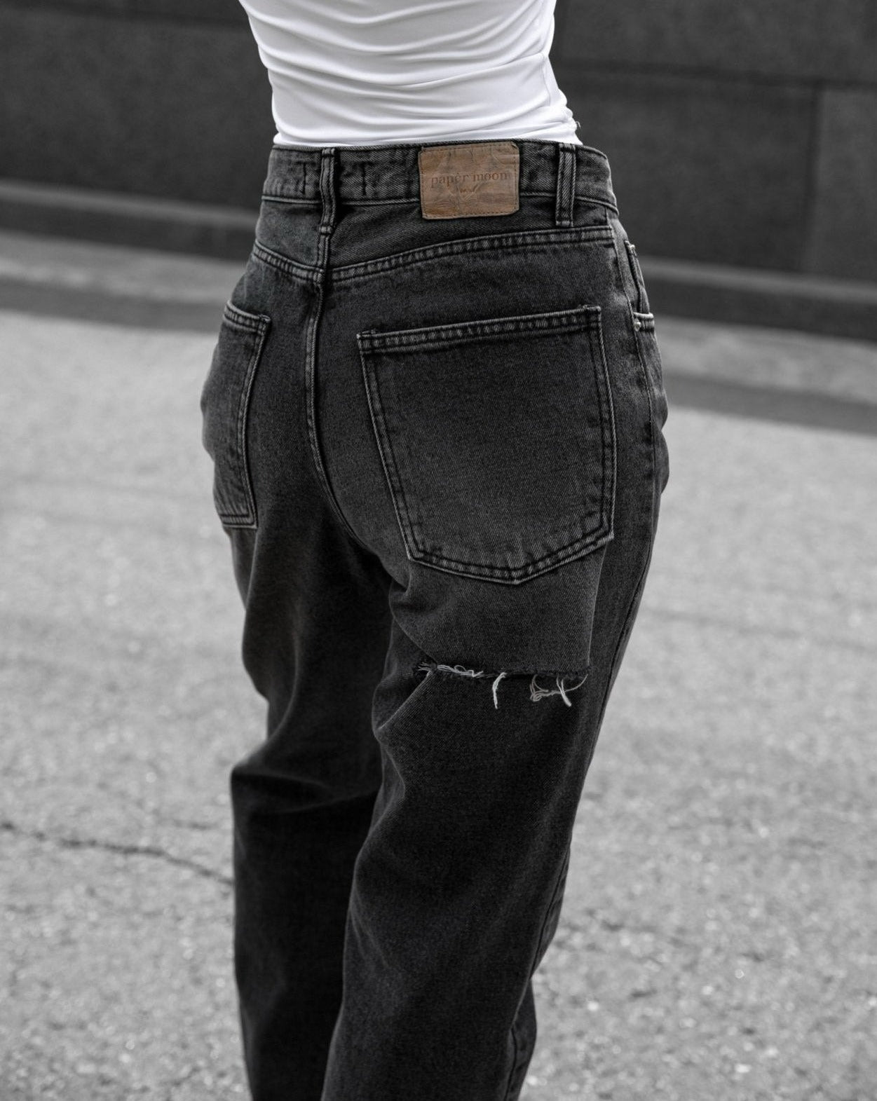 [PAPERMOON] SS / Back Split Detail Washed Black Straight Denim Jeans