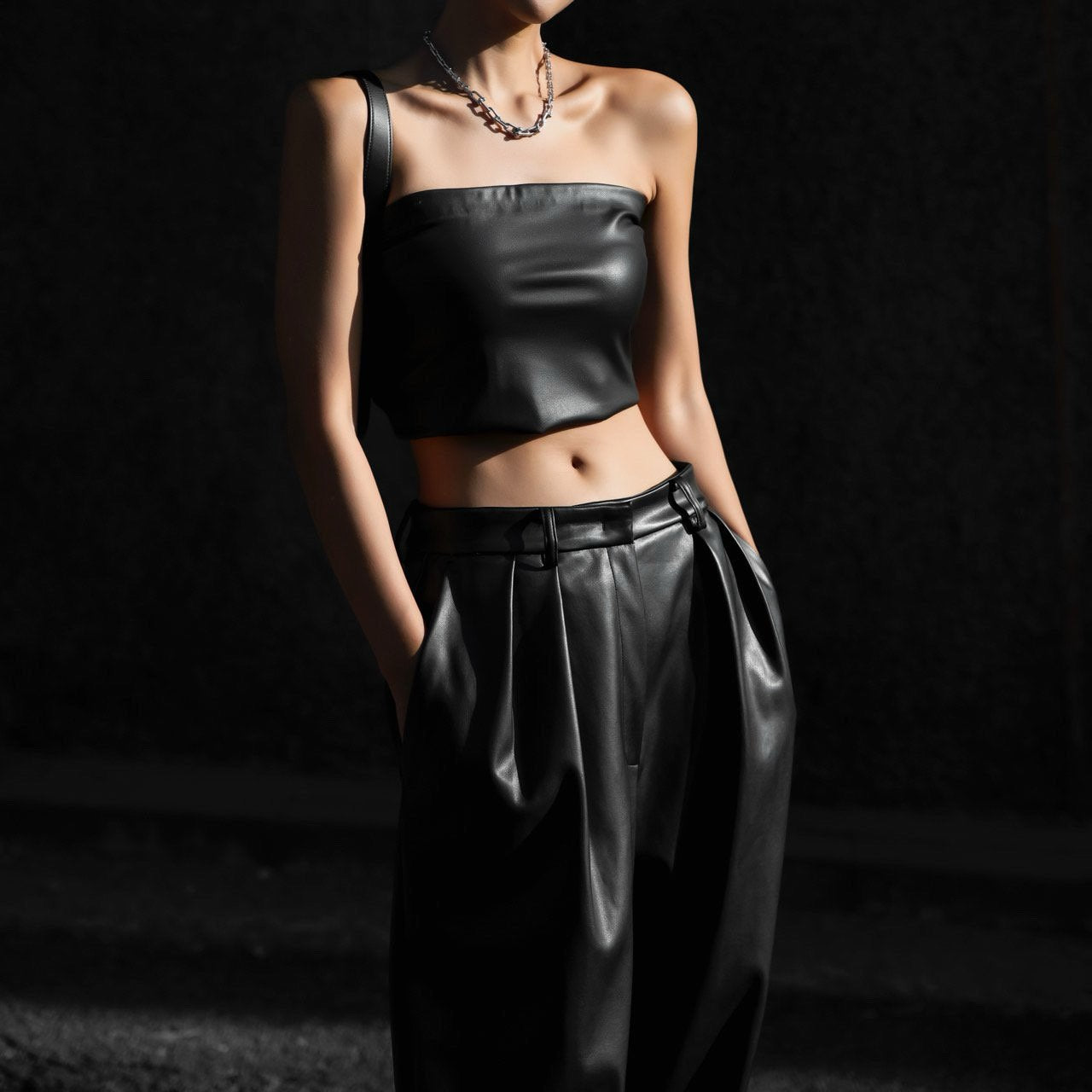 【PAPERMOON 페이퍼 문】SS / Off Shoulder Vegan Leather Tube Top