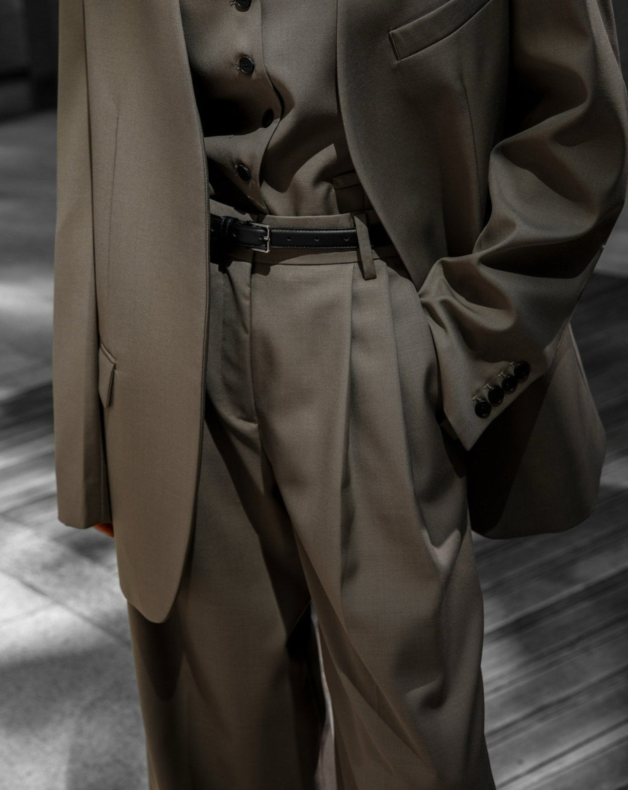 【PAPERMOON 페이퍼 문】SS / Sharkskin Fabric Pin Tuck Set Up Wide Trousers