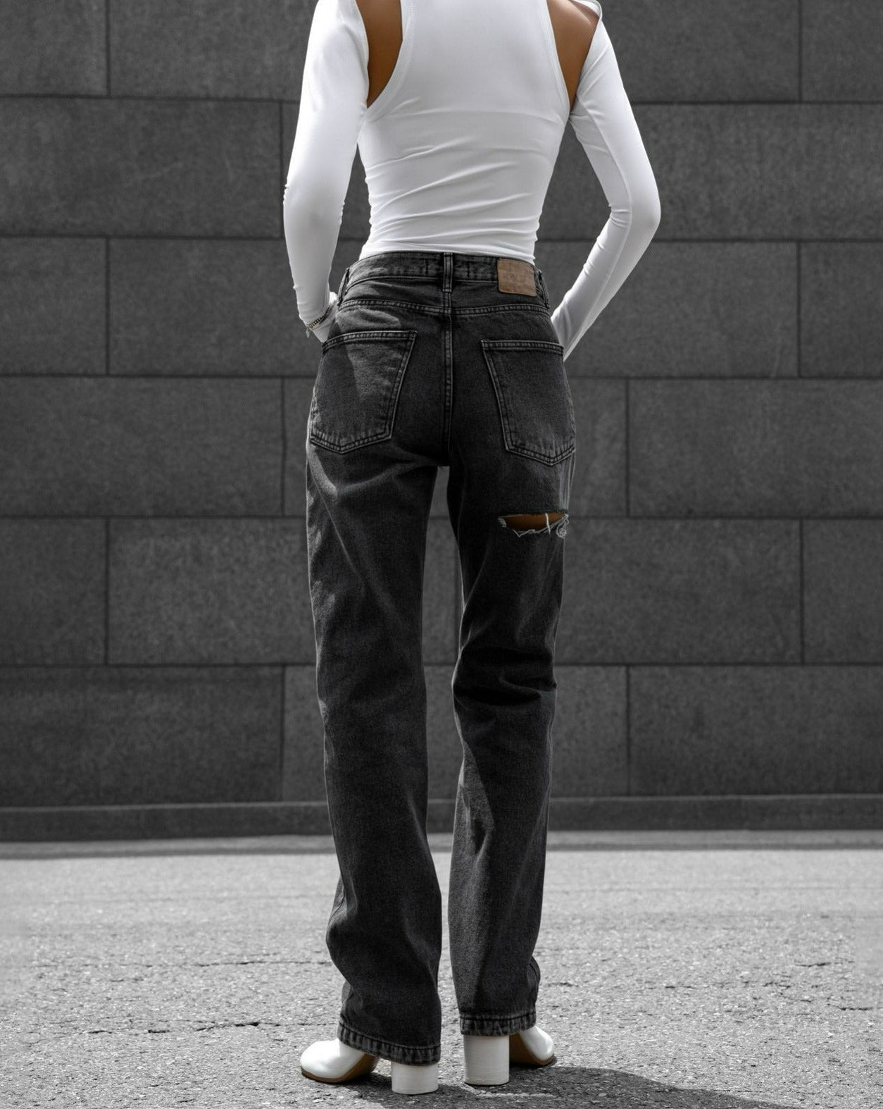 【PAPERMOON 페이퍼 문】SS / Back Split Detail Washed Black Straight Denim Jeans