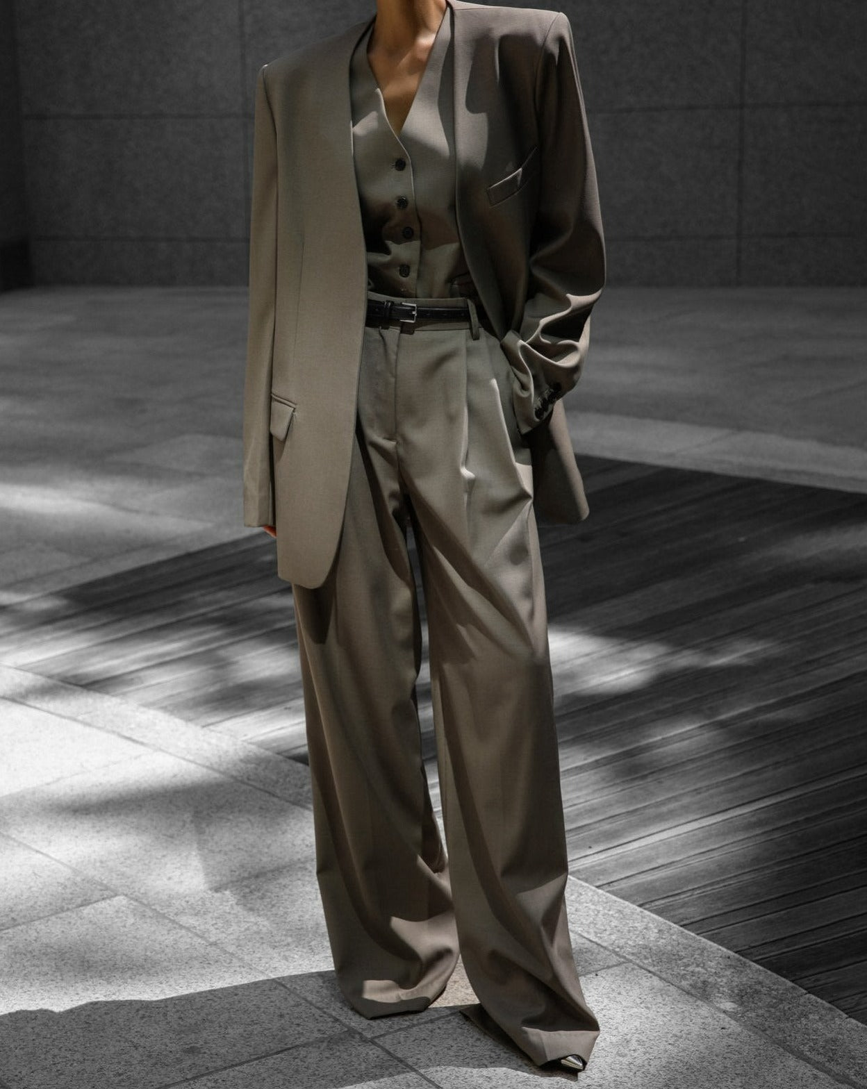 【PAPERMOON 페이퍼 문】SS / Sharkskin Fabric Pin Tuck Set Up Wide Trousers