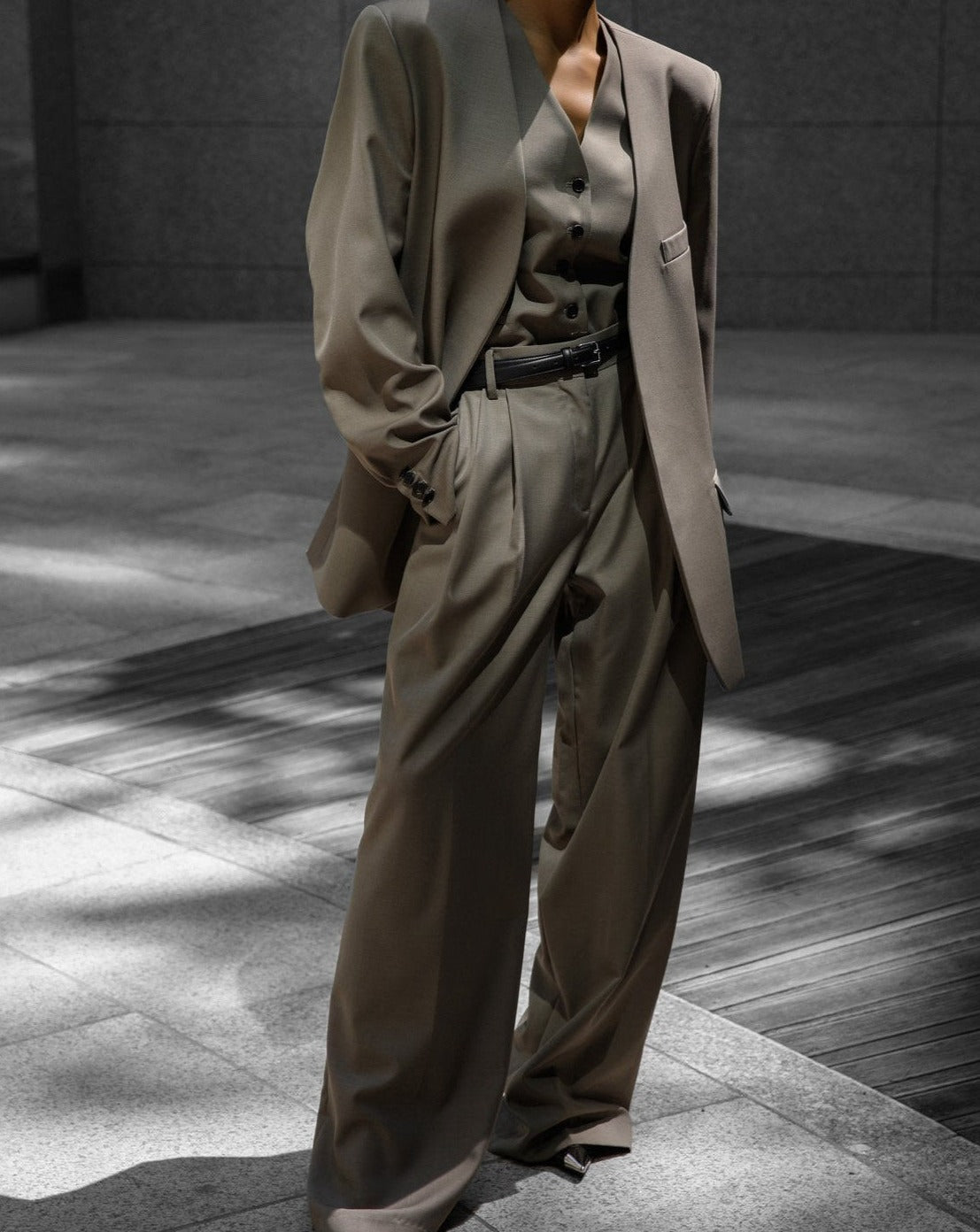 【PAPERMOON 페이퍼 문】SS / Sharkskin Fabric Pin Tuck Set Up Wide Trousers