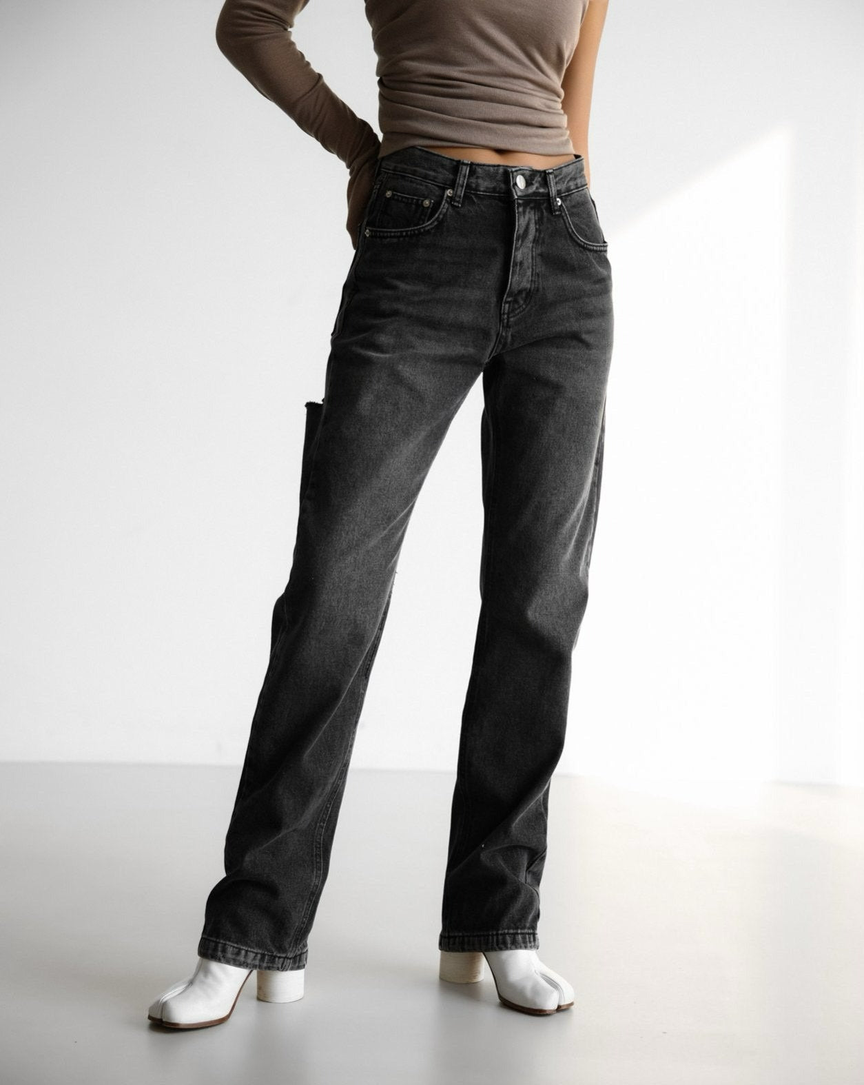 【PAPERMOON 페이퍼 문】SS / Back Split Detail Washed Black Straight Denim Jeans