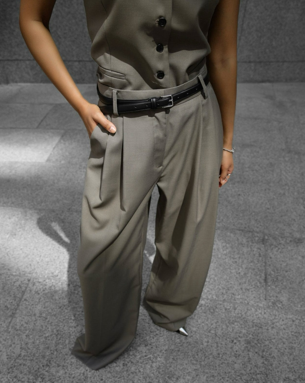 【PAPERMOON 페이퍼 문】SS / Sharkskin Fabric Pin Tuck Set Up Wide Trousers