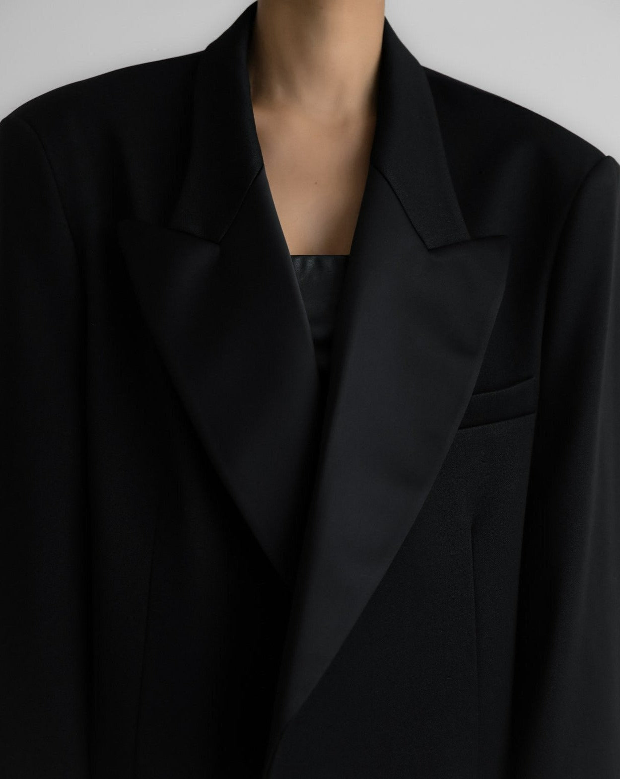 【PAPERMOON 페이퍼 문】SS / Satin Peaked Lapel Oversized Tuxedo Blazer