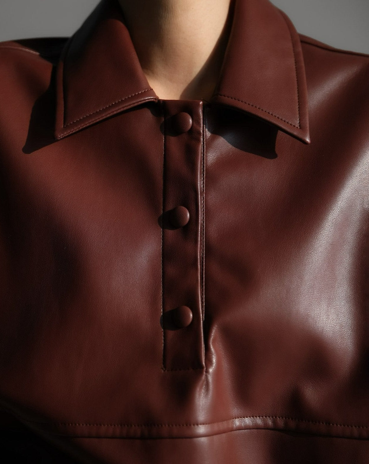 【PAPERMOON ペーパームーン】SS / Vegan Leather Snap Button Detail Cropped Polo Collar Shirt