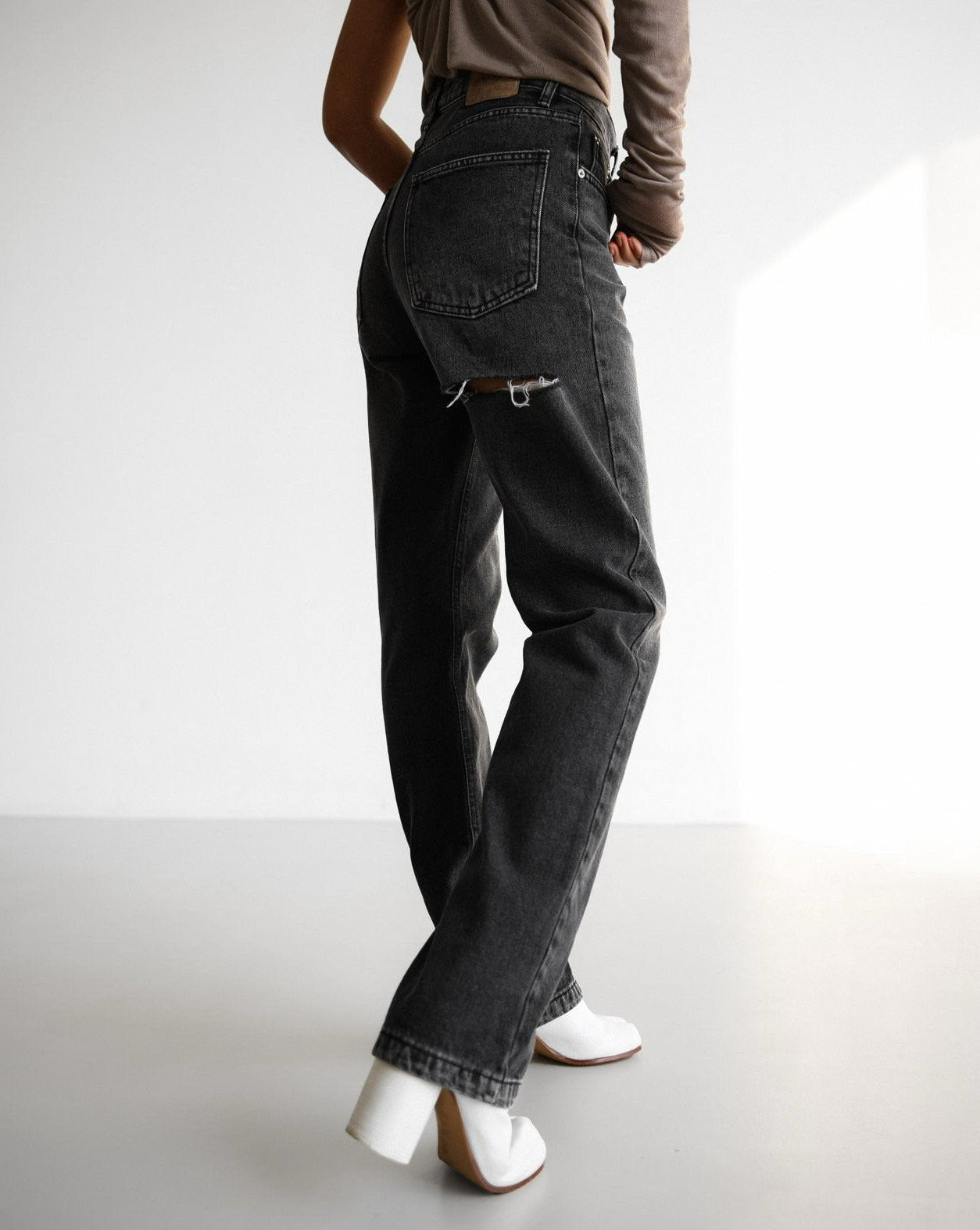 [PAPERMOON] SS / Back Split Detail Washed Black Straight Denim Jeans