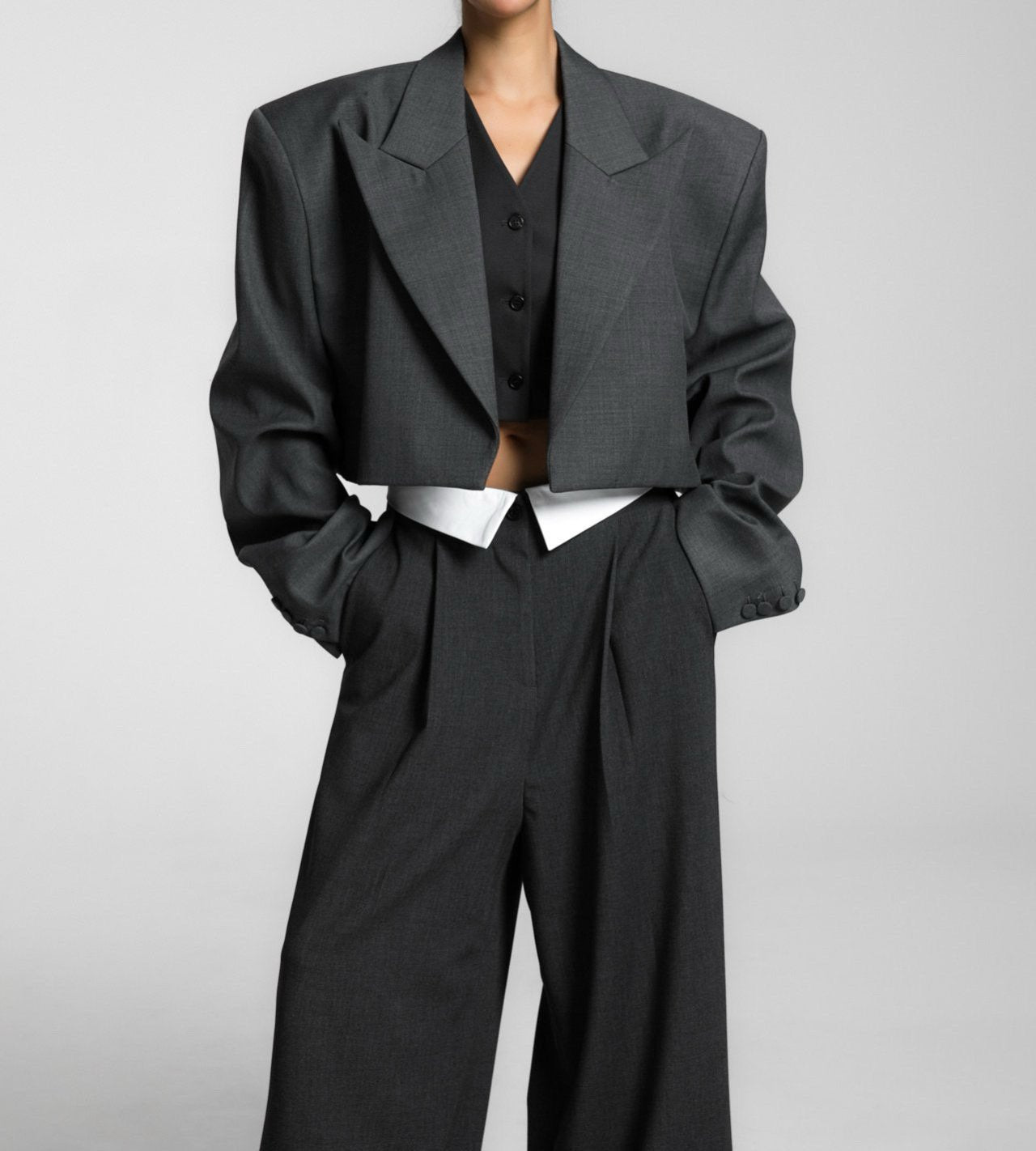 【PAPERMOON 페이퍼 문】AW / Wool Peaked Lapel Buttonless Cropped Blazer