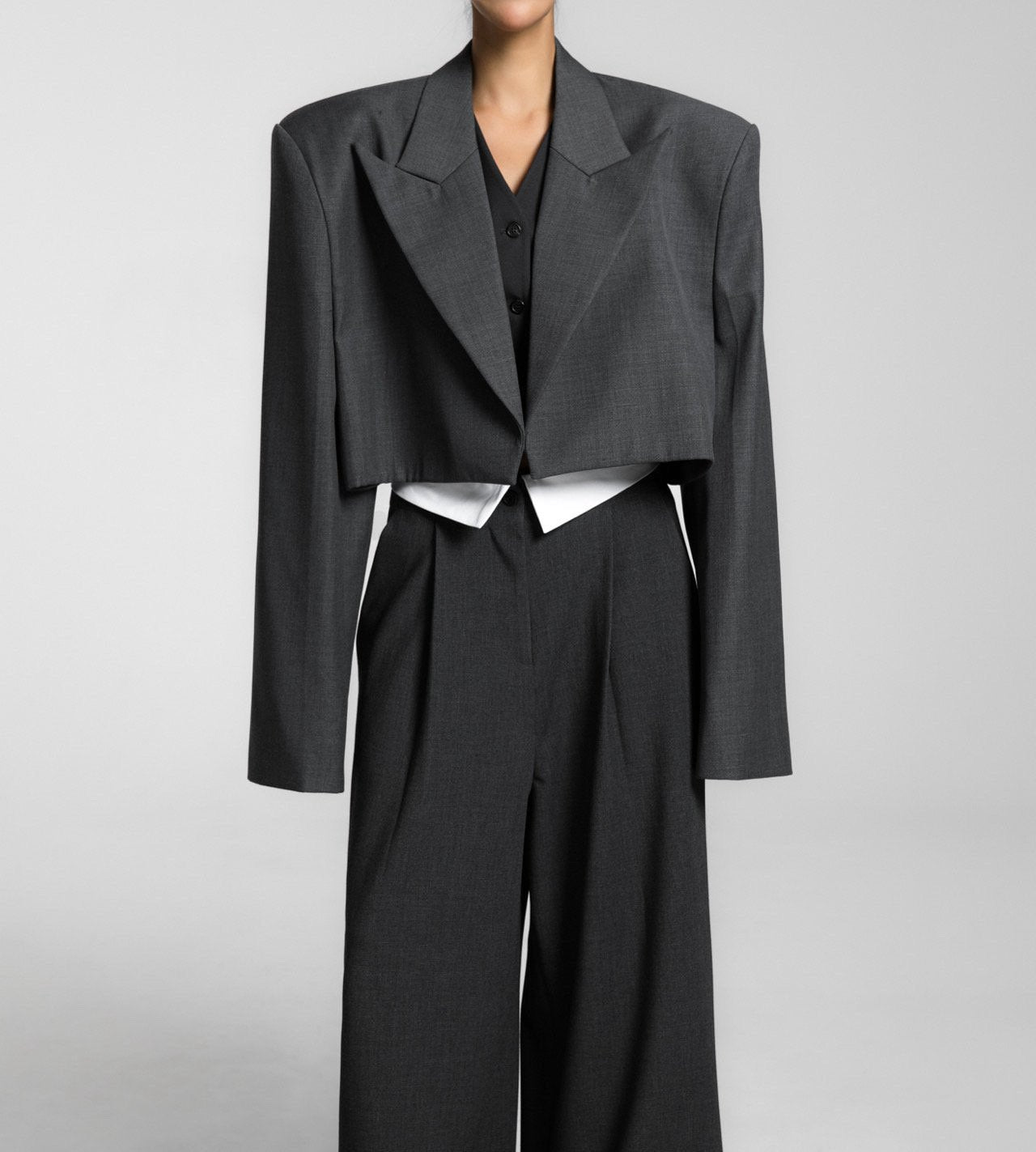 【PAPERMOON 페이퍼 문】AW / Wool Peaked Lapel Buttonless Cropped Blazer