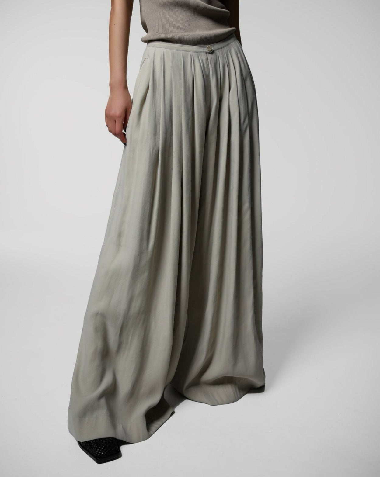 【PAPERMOON ペーパームーン】SS / Bamboo Pleated Pin - Tuck Wide Trousers