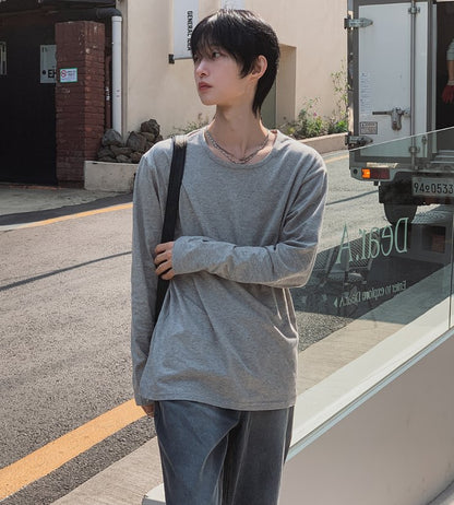 エッセンシャルUネック長袖Tシャツ