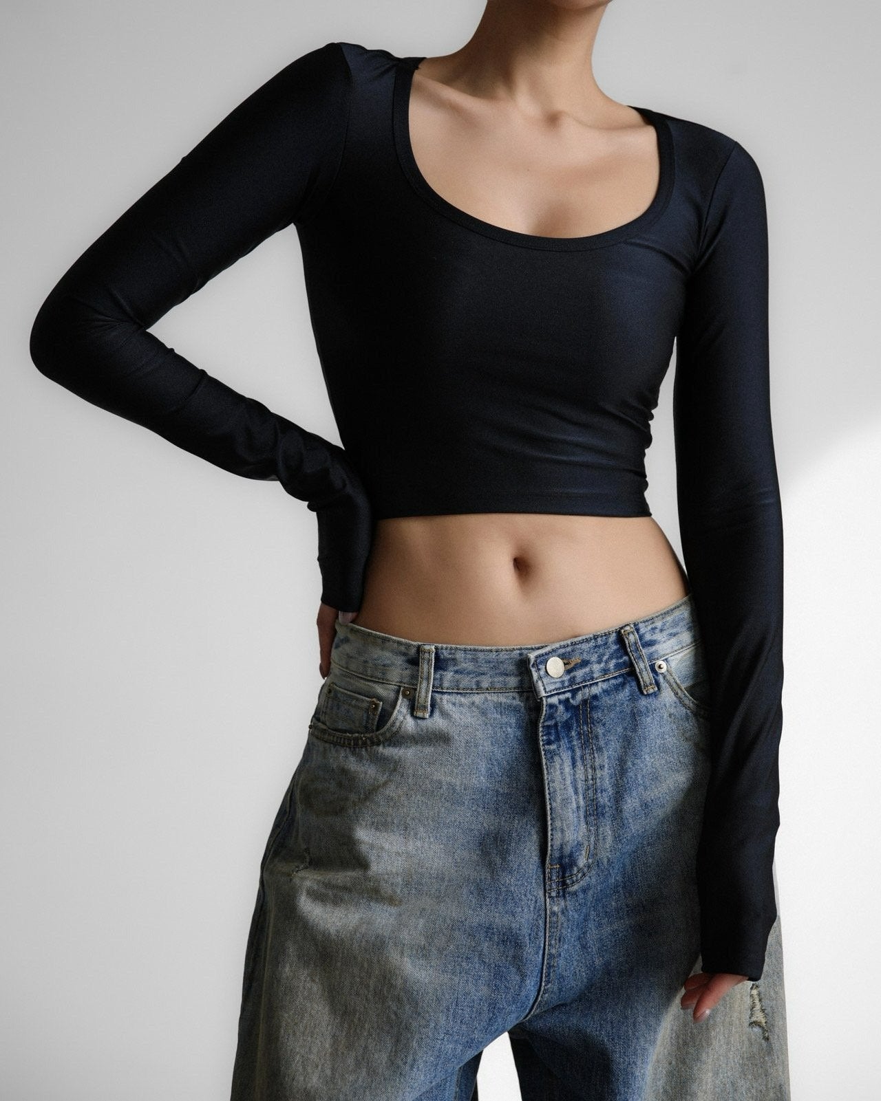 [PAPERMOON] SS / Shiny Long Sleeved U-Neck Cropped Top