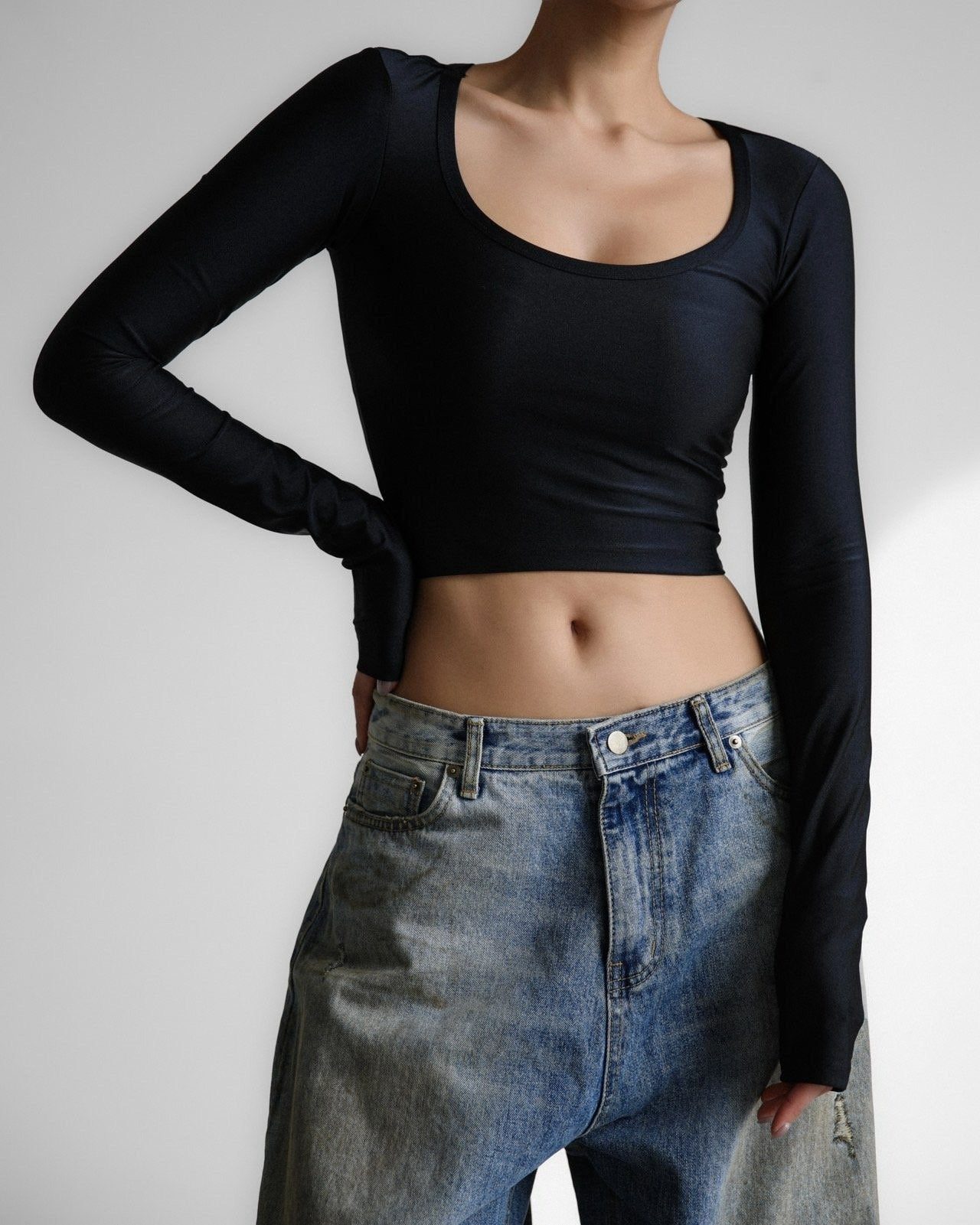 【PAPERMOON 페이퍼 문】SS / Shiny Long Sleeved U - Neck Cropped Top