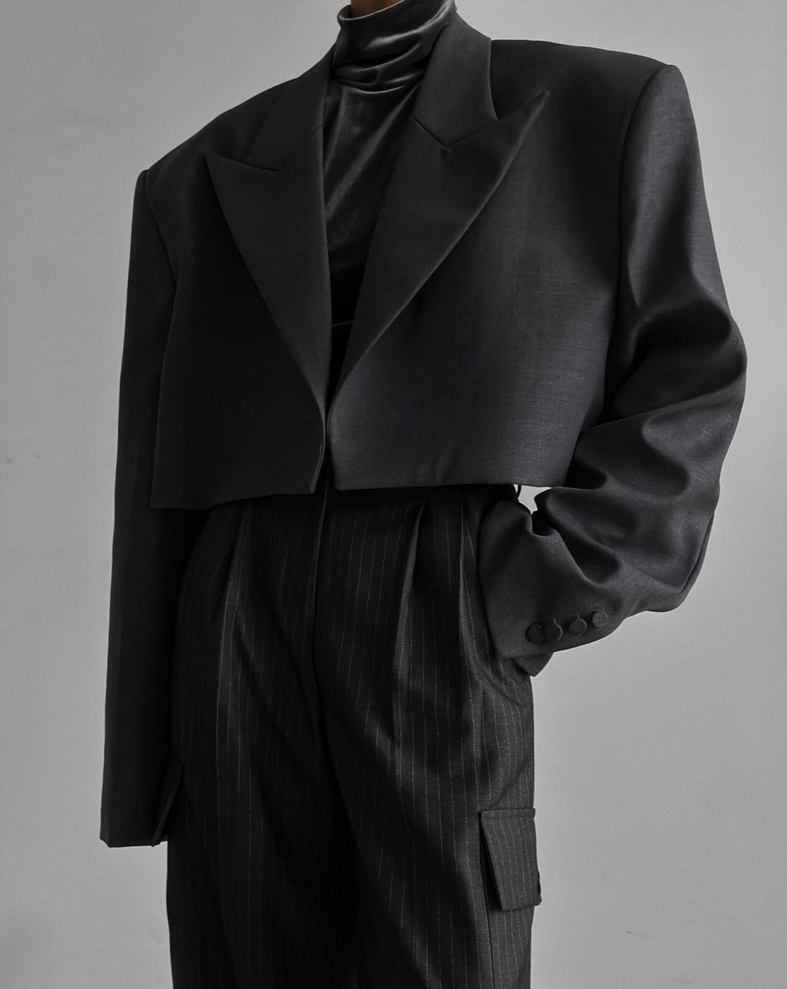 【PAPERMOON 페이퍼 문】AW / Wool Peaked Lapel Buttonless Cropped Blazer