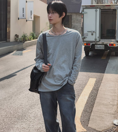 エッセンシャルUネック長袖Tシャツ