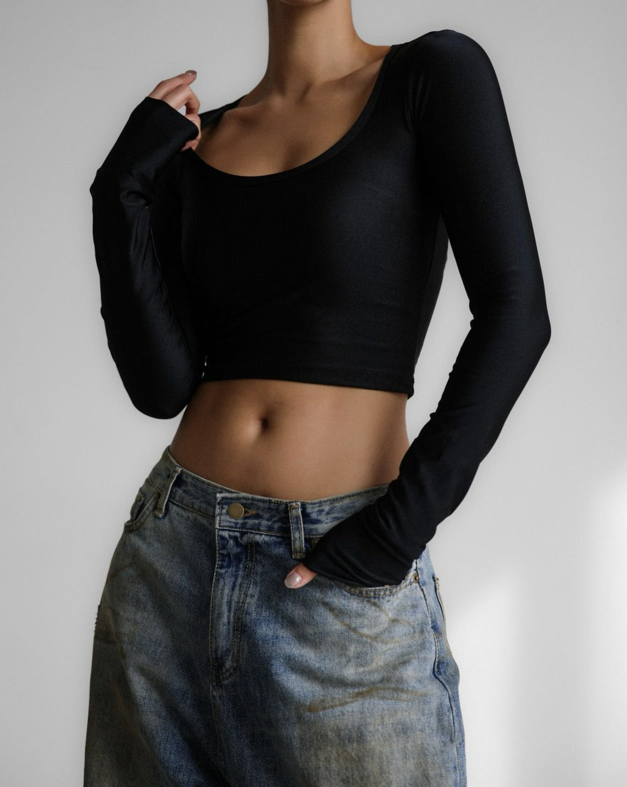 【PAPERMOON 페이퍼 문】SS / Shiny Long Sleeved U - Neck Cropped Top