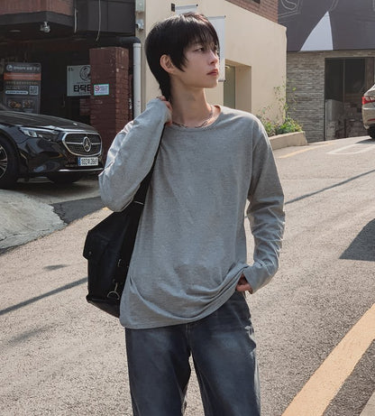エッセンシャルUネック長袖Tシャツ