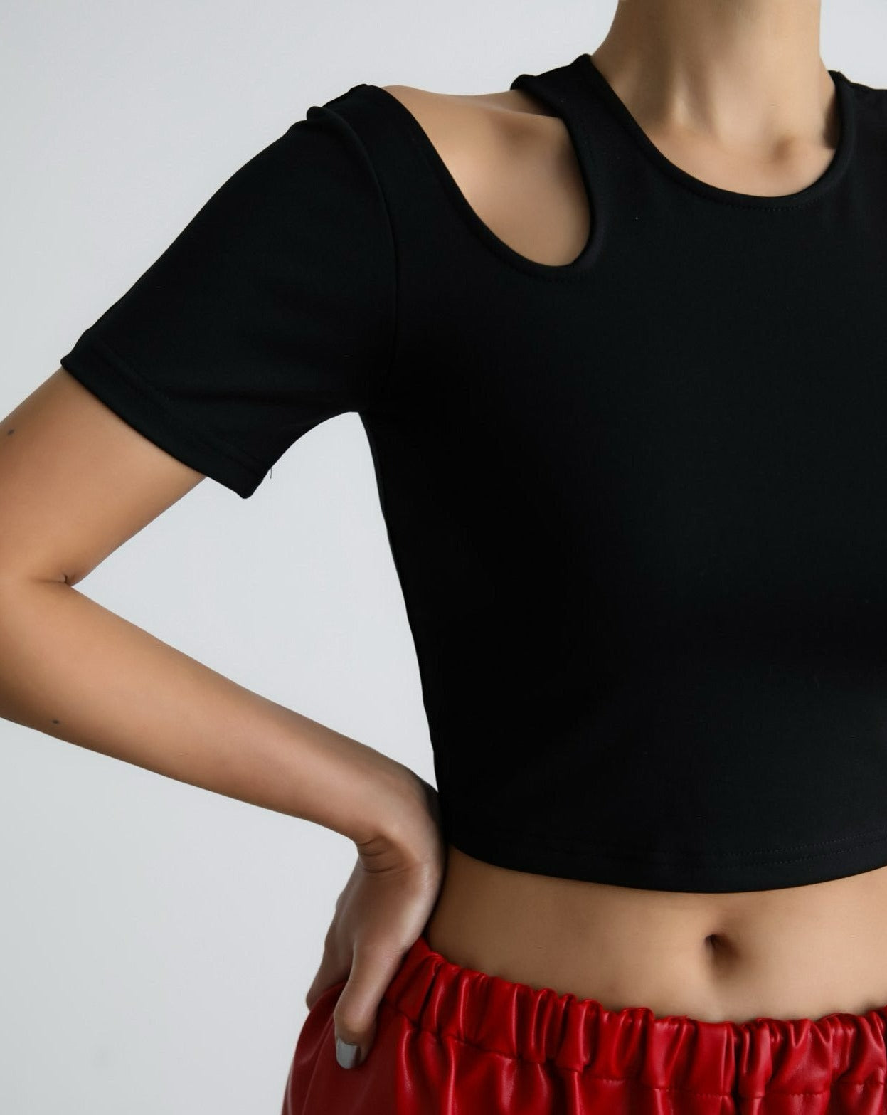 [PAPERMOON] SS / Cut Out Shoulder Detail Cropped Top