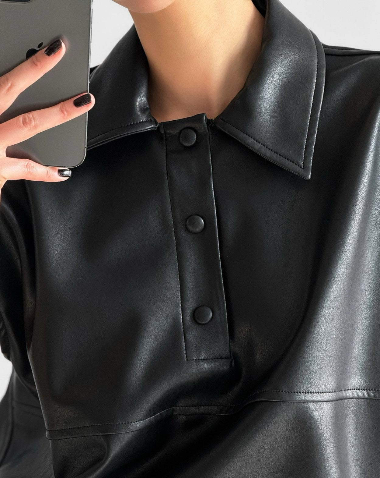 【PAPERMOON 페이퍼 문】SS / Vegan Leather Snap Button Detail Cropped Polo Collar Shirt