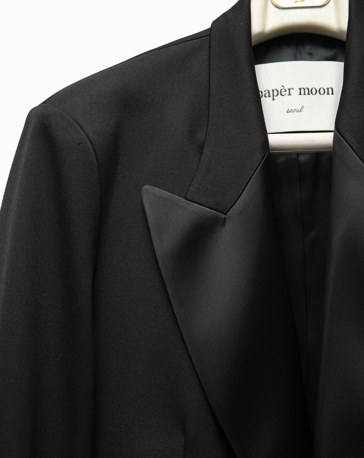 【PAPERMOON ペーパームーン】SS / Satin Peaked Lapel Oversized Tuxedo Blazer