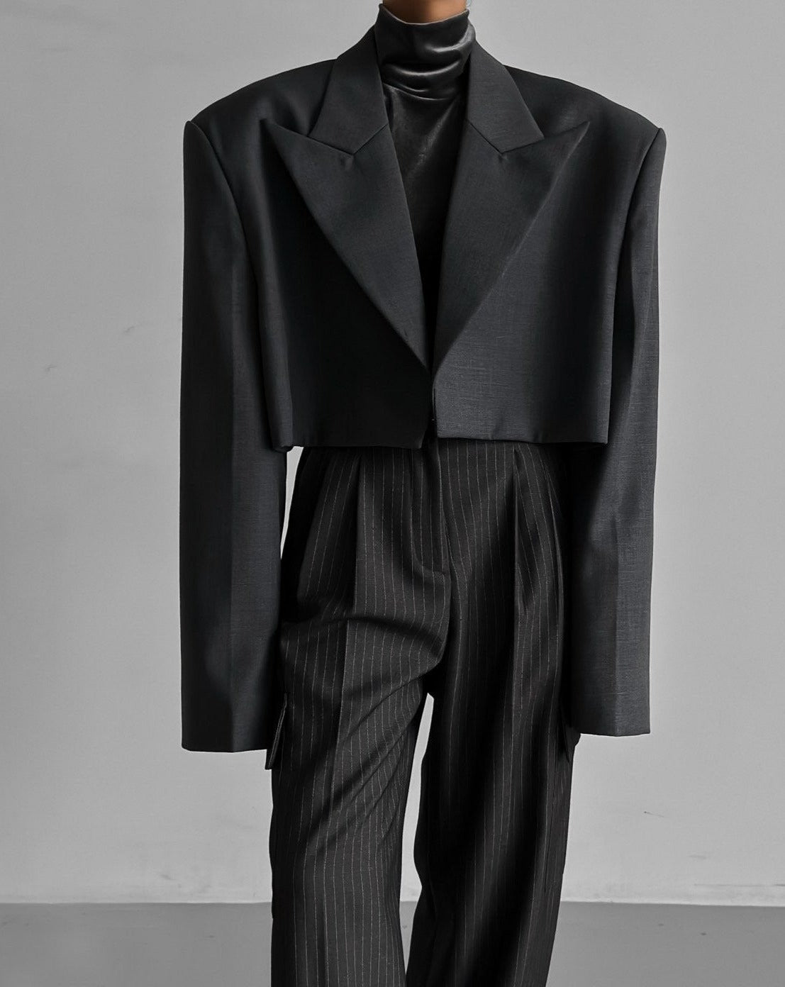 【PAPERMOON 페이퍼 문】AW / Wool Peaked Lapel Buttonless Cropped Blazer