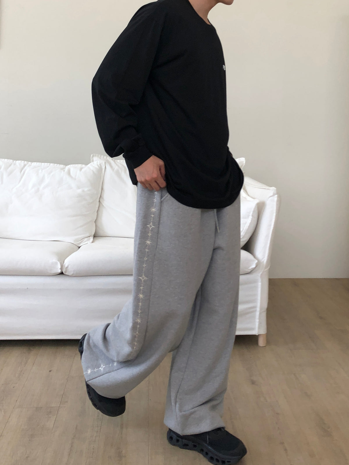 Carrot Embroidery Pants - waist detail