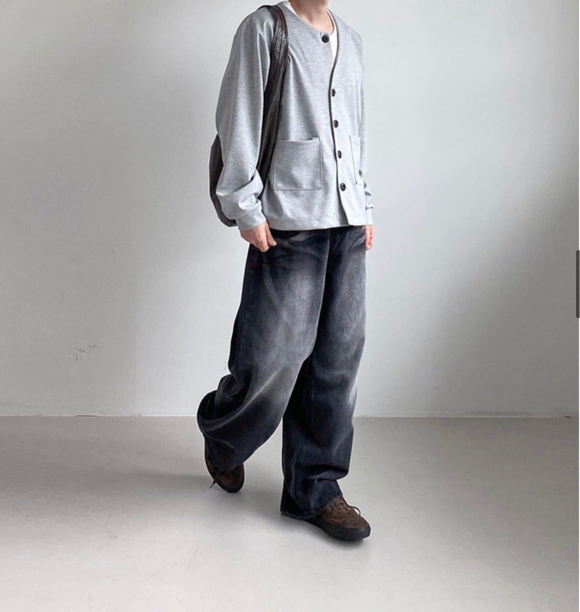 アンバランスボタンカーディガン GRAY 着用イメージ サイド