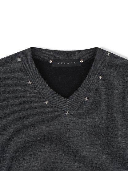 Star Stud V-Neck Ribbed Knit ネックライン フロントディテール