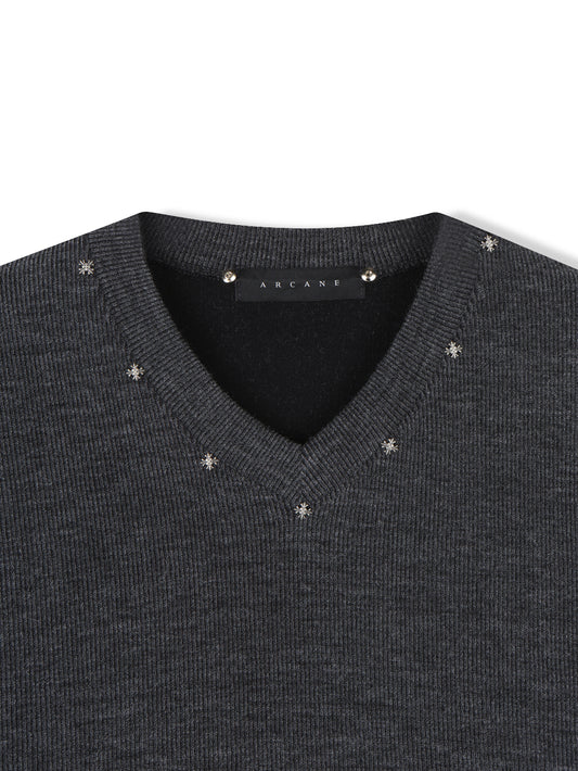 Star Stud V-Neck Ribbed Knit ネックライン フロントディテール