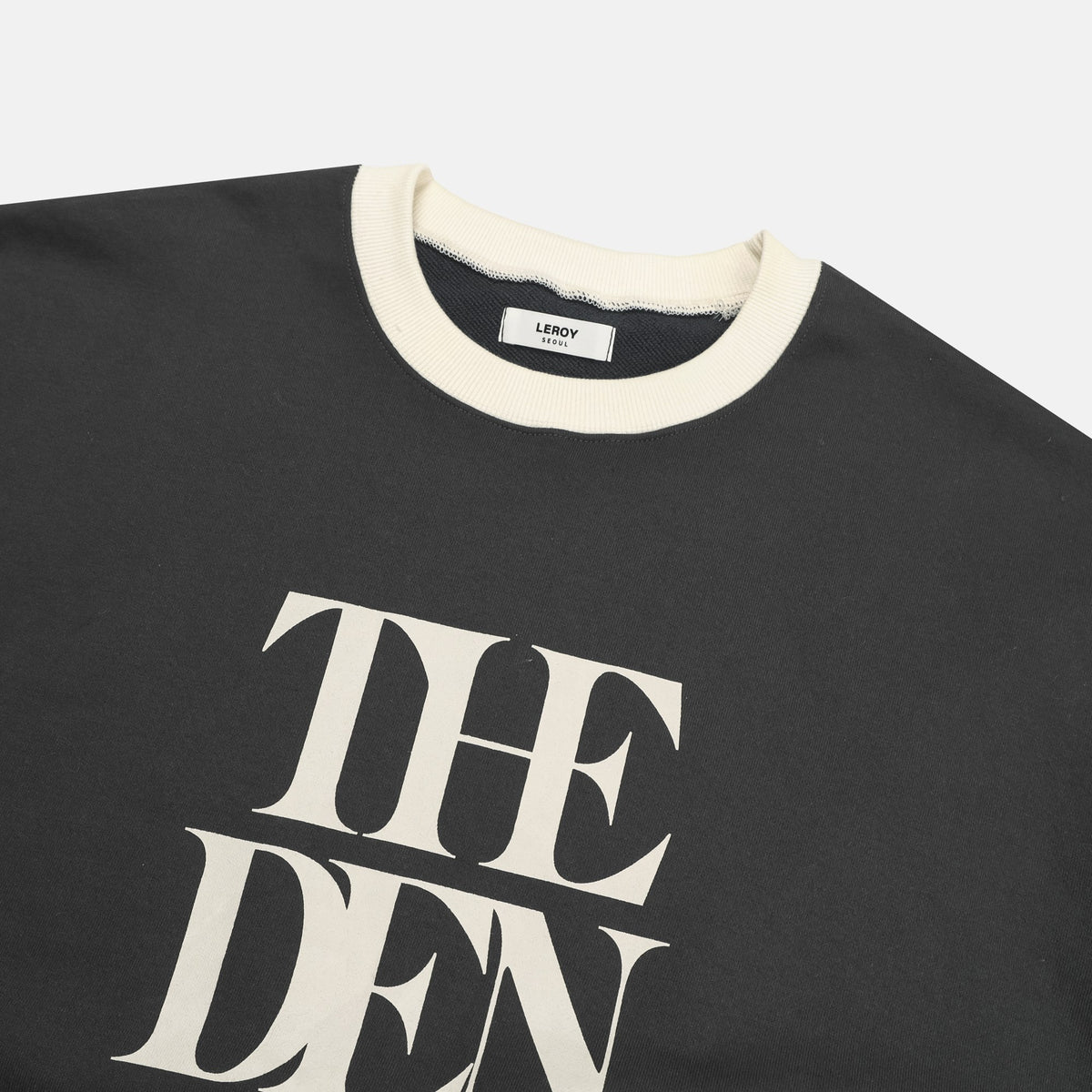 THE DEN Logo Contrast Neck Sweatshirt