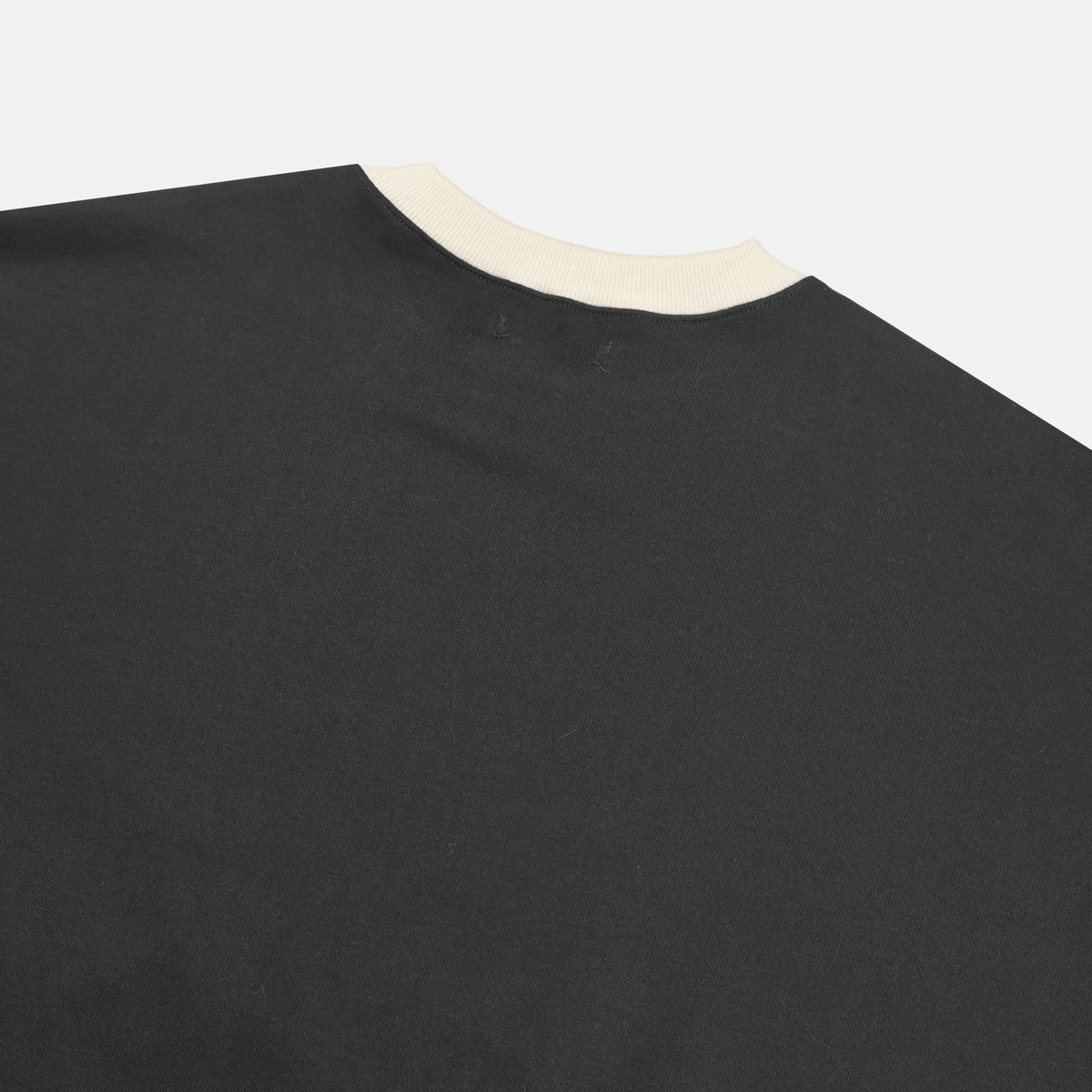 THE DEN Logo Contrast Neck Sweatshirt