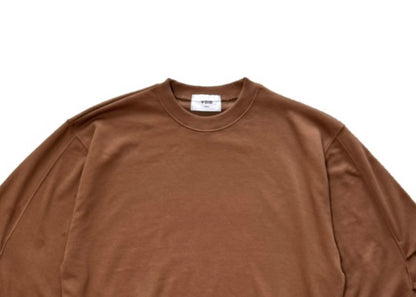 Two-Tuck Curved Hem Sweatshirt collar detail