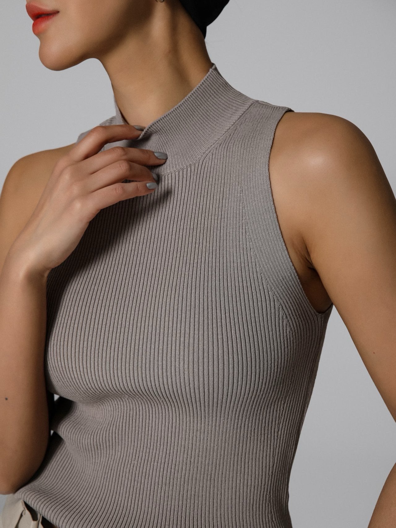 【PAPERMOON 페이퍼 문】SS / High Neck Ribbed Sleeveless Cropped Knit Top